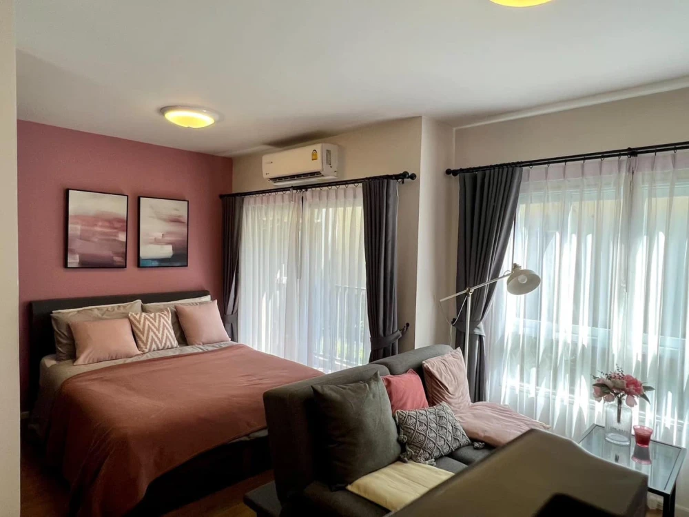 For rent: D Condo Bliss Sriracha, a beautifully decorated room with full furniture. Just bring your bags and move in!