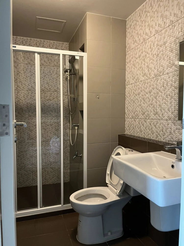 D Condo Bliss for rent. Nice room, fully furnished, all appliances included. Great price, easy on the wallet. Book now!
