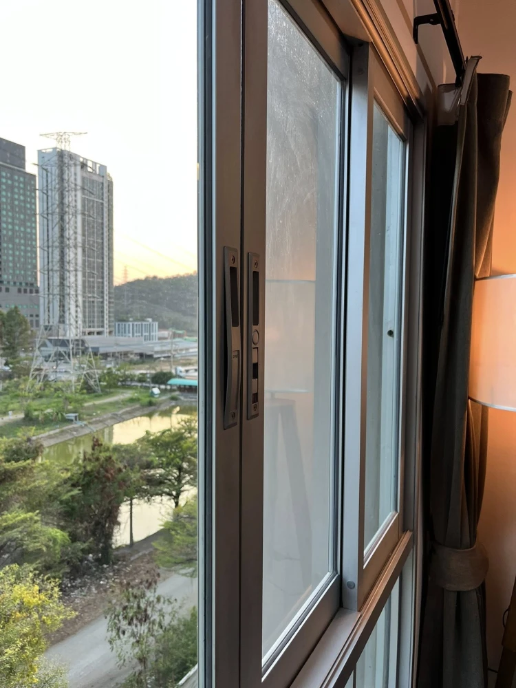 D Condo Bliss for rent. Nice room, fully furnished, all appliances included. Great price, easy on the wallet. Book now!