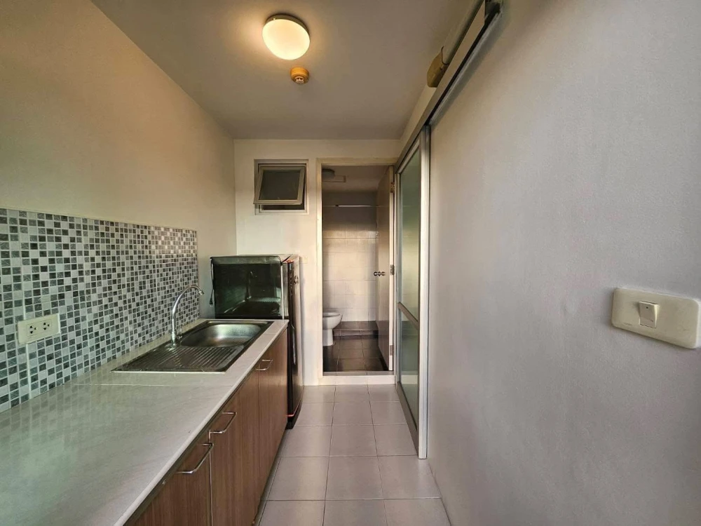 For rent: D Condo Onnut-Suvarnabhumi. Spacious and comfortable room with full furnishings at an affordable price. Just bring your belongings and move