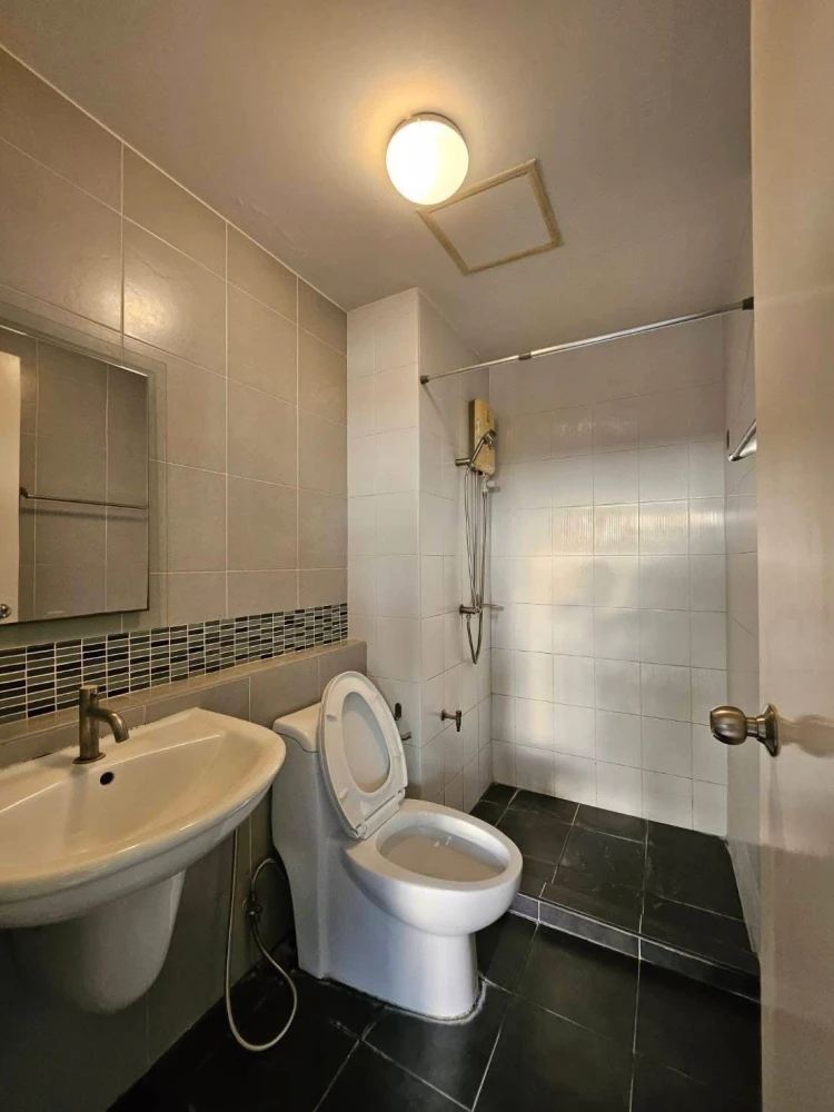 For rent: D Condo Onnut-Suvarnabhumi. Spacious and comfortable room with full furnishings at an affordable price. Just bring your belongings and move