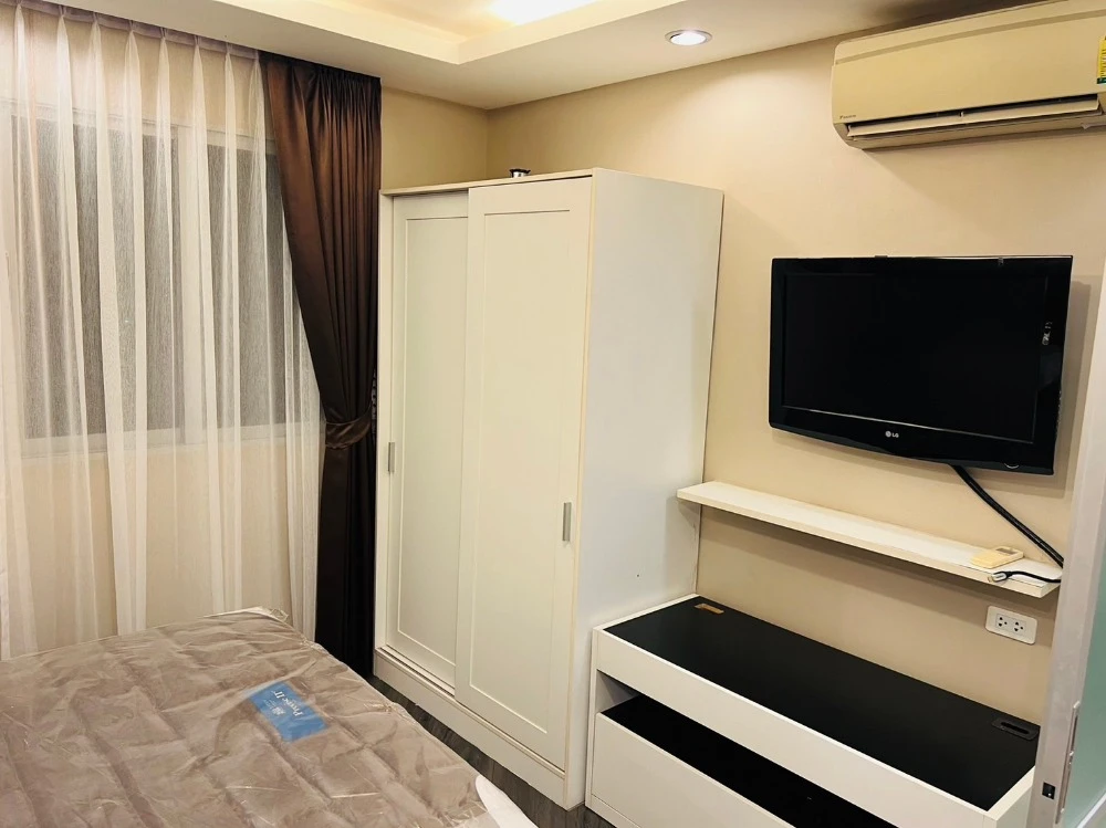 For rent: D Condo Ramindra, 5th floor, pool view, nice room, fully furnished, book now, hurry!