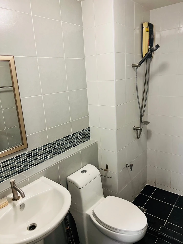 For rent: D Condo Ramindra, 5th floor, pool view, nice room, fully furnished, book now, hurry!