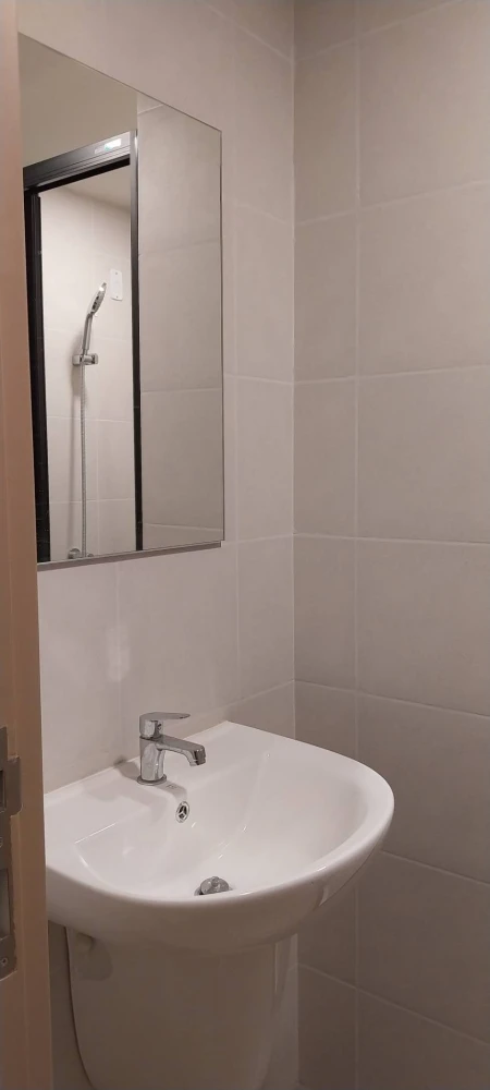 For rent: D Condo Ramkhamhaeng 40, studio room, 6th floor, clear view, good breeze, fully furnished, ready to move in.