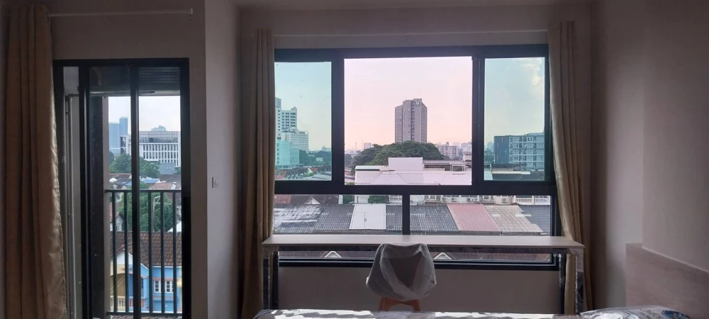 For rent: D Condo Ramkhamhaeng 40, studio room, 6th floor, clear view, good breeze, fully furnished, ready to move in.