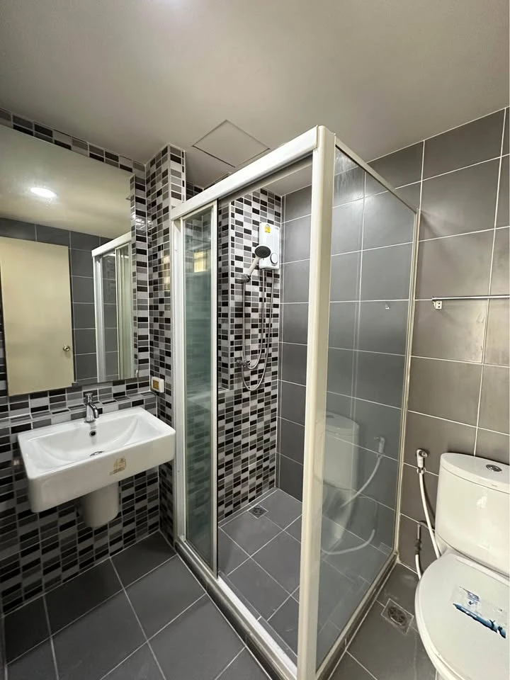 For rent: D Condo Ramkhamhaeng with full set of electrical appliances + full set of furniture. Hurry and reserve before you miss out.
