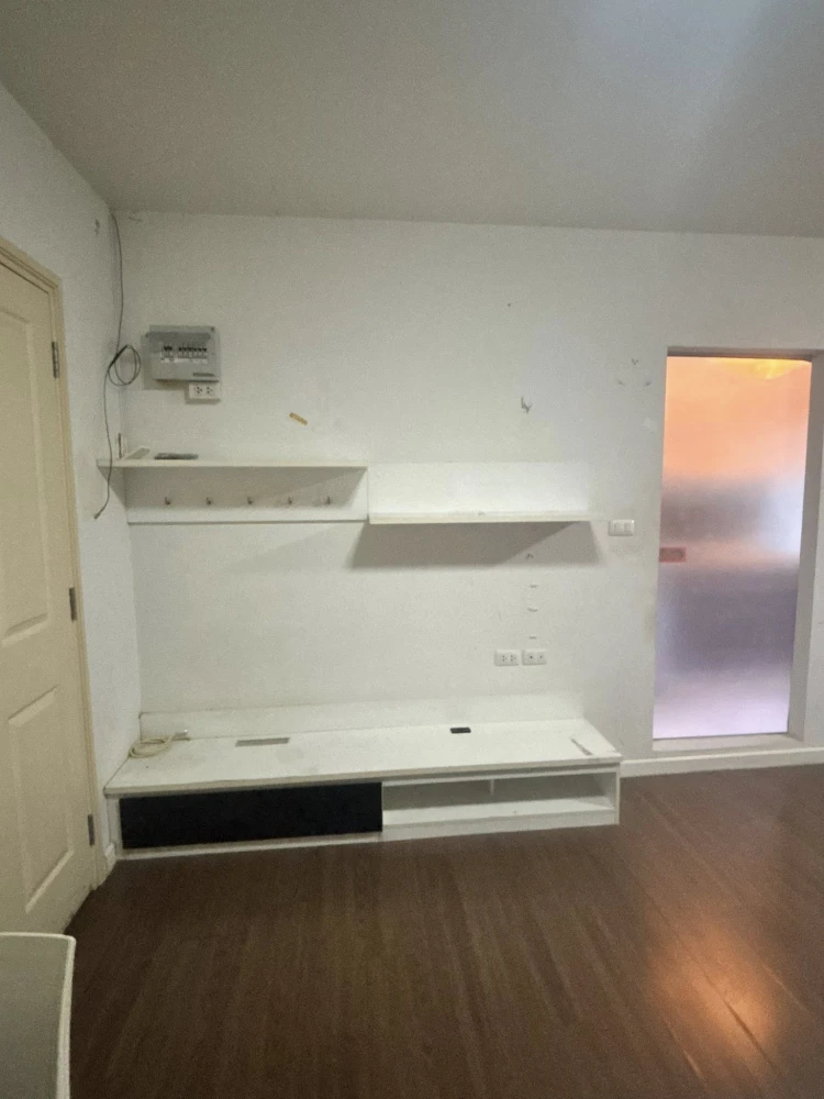 For rent: D Condo Sathupradit 49, 1st floor, spacious and comfortable unit, easy access, affordable price, complete amenities. Book now before it's to