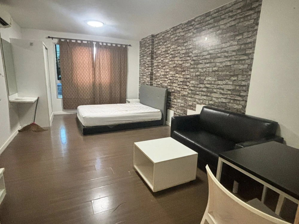 For rent: D Condo Sathupradit 49, 1st floor, spacious and comfortable unit, easy access, affordable price, complete amenities. Book now before it's to