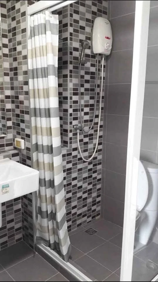 D Condo Ramkhamhaeng for rent. Features a living room, open kitchen, and balcony, along with amenities. Don't miss out!