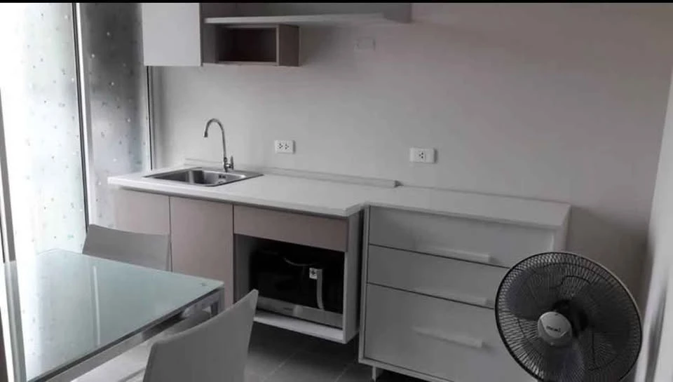 D Condo Ramkhamhaeng for rent. Features a living room, open kitchen, and balcony, along with amenities. Don't miss out!