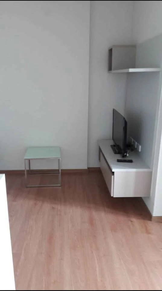 D Condo Ramkhamhaeng for rent. Features a living room, open kitchen, and balcony, along with amenities. Don't miss out!