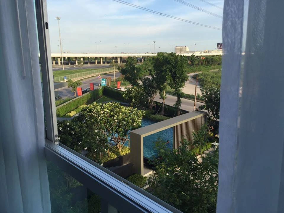 For rent: D Condo On Nut-Rama 9, corner unit offering privacy, high-quality wallpaper, pool view. Don't miss this great opportunity!