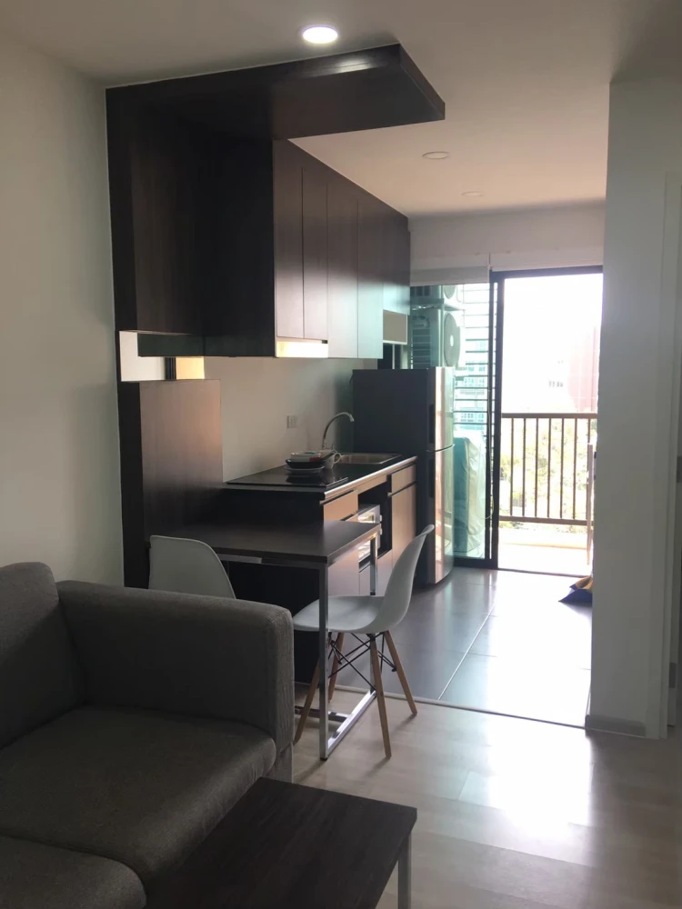 For rent: D Mark Condo Sutthisan, size 28 sq m, 7th floor, with built-in furniture. Don't delay!
