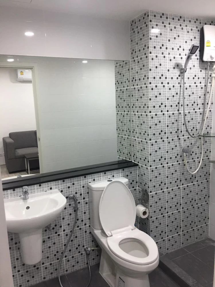 For rent: D Mark Condo Sutthisan, size 28 sq m, 7th floor, with built-in furniture. Don't delay!