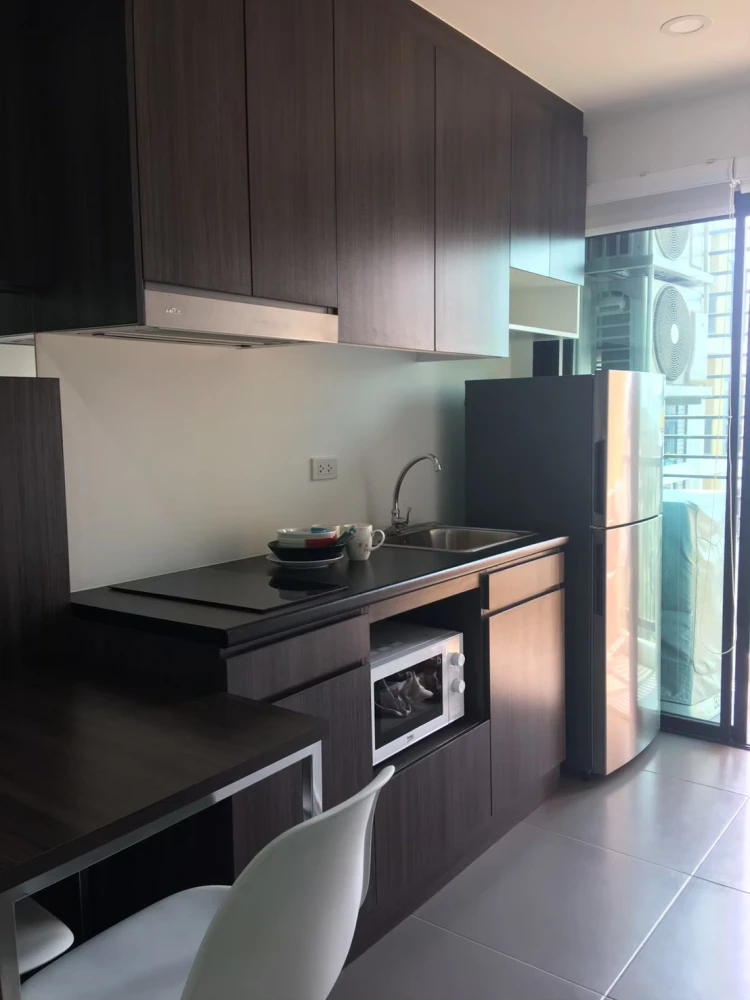 For rent: D Mark Condo Sutthisan, size 28 sq m, 7th floor, with built-in furniture. Don't delay!