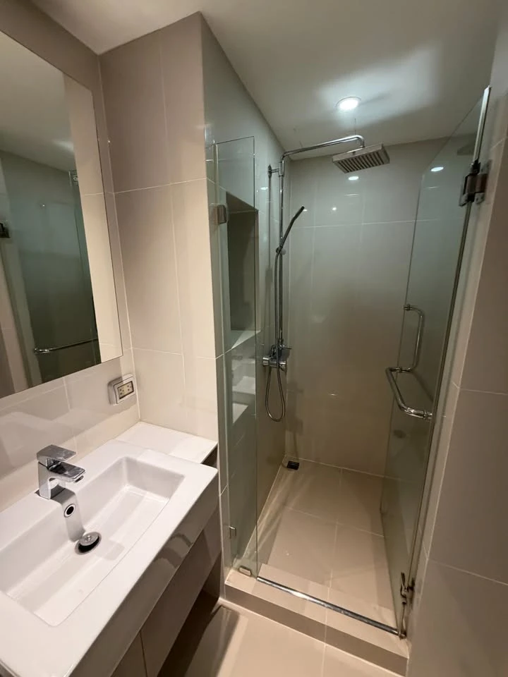 For rent: D' Memoria Phaholyothin 8, 44 sq.m., large and spacious room, beautiful room, great location, ready to move in. Viewing appointments availab