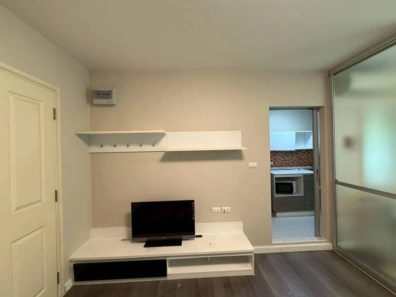 For rent: dcondo Campus Resort Rangsit, 2nd floor, separate room, fully furnished, book now.