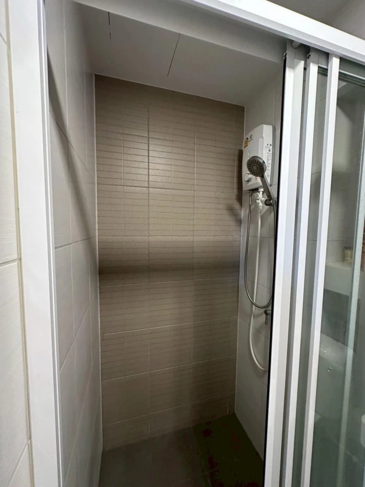For rent: dcondo Hideaway Rangsit, 2nd floor, corner room, outside view, fully furnished, nice to live in, book now.