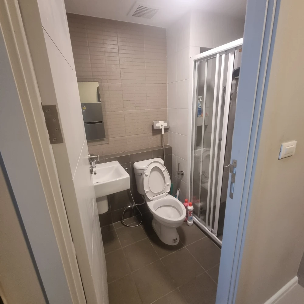 For rent: dcondo Hideaway Rangsit, 2nd floor, fully furnished room, ready to move in. Interested? Hurry and book now! Urgent!