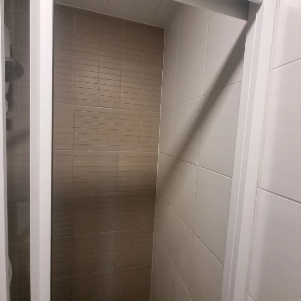 For rent: dcondo Hideaway Rangsit, 2nd floor, fully furnished room, ready to move in. Interested? Hurry and book now! Urgent!