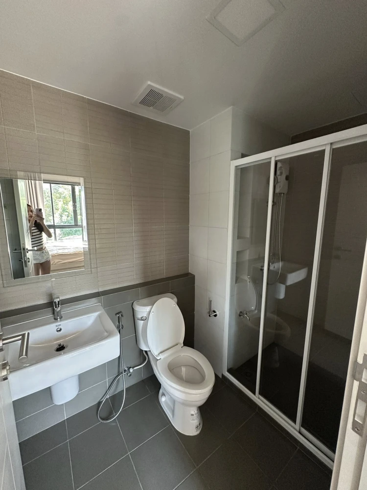 For rent: dcondo Hideaway Rangsit, 3rd floor, fully furnished, very livable. Book now if interested!