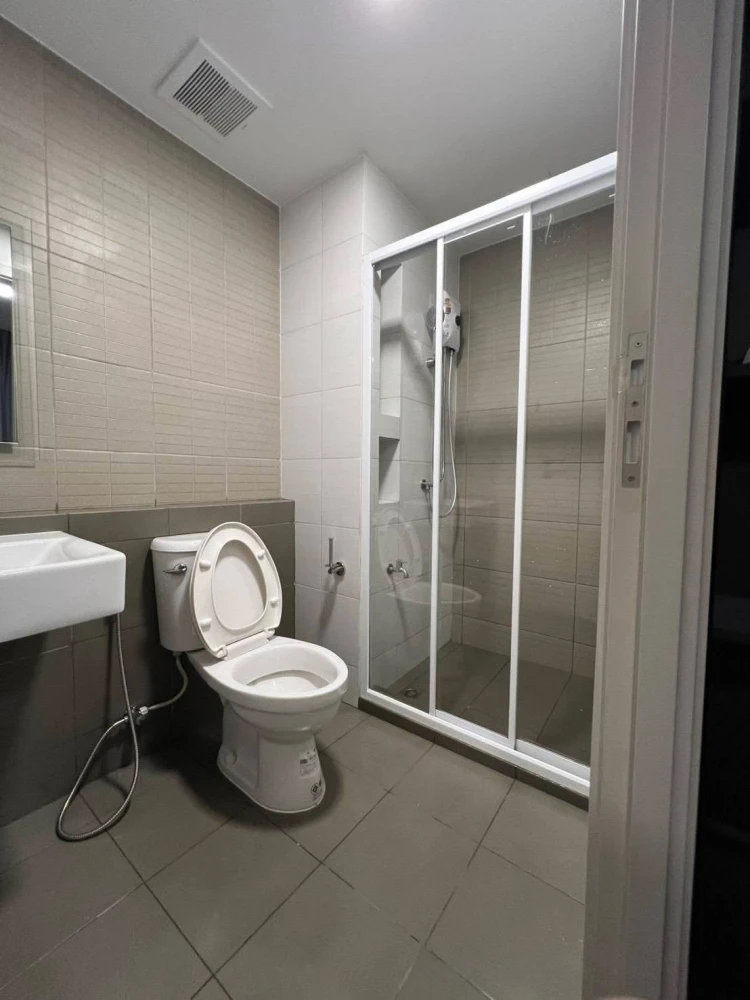 For rent: dcondo Hideaway Rangsit, 3rd floor, fully furnished, very livable. Book now if interested!