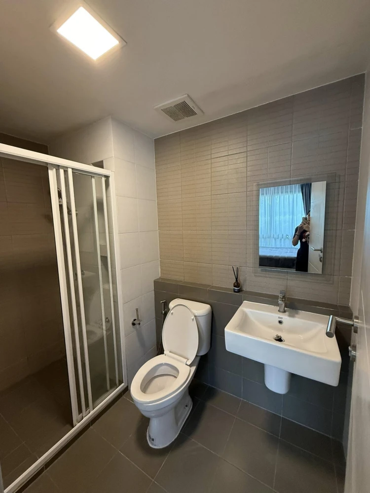 For rent dcondo Hideaway Rangsit, a nice room, comes with complete furniture and electrical appliances. Book now.