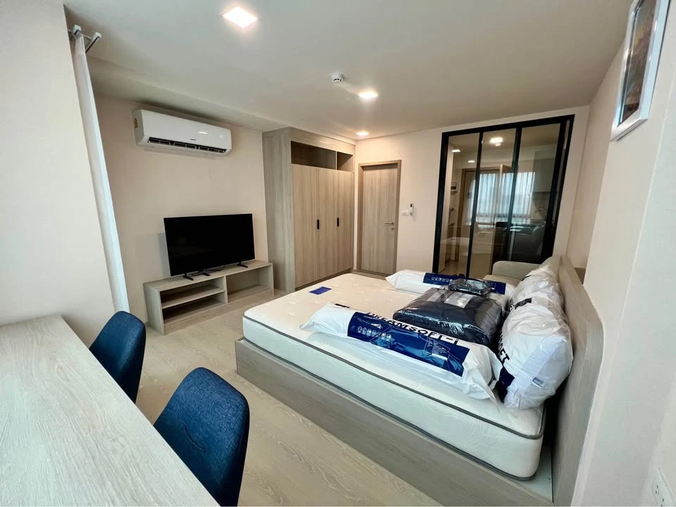For rent: dcondo Hype Rangsit, Studio room with full set of furniture, just bring your own luggage and move in.