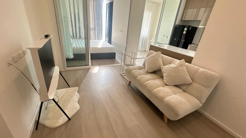 For rent: De Lapis Charan 81, high floor room, very good ventilation, complete facilities, interested, reserve now!