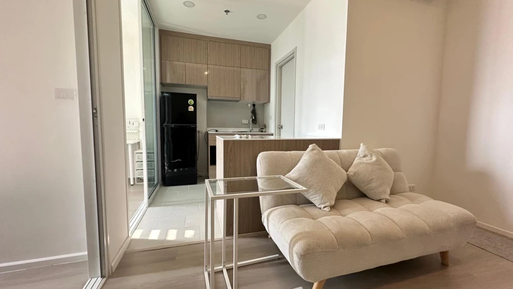 For rent: De Lapis Charan 81, high floor room, very good ventilation, complete facilities, interested, reserve now!