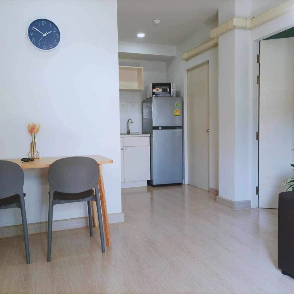 For rent: Deco Arte, corner room, not attached to anyone, very private, facing east. I must say that you must not miss it.