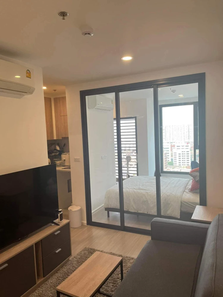 DENIM JATUJAK 1-bedroom apartment for rent, 28th floor, great location. Fully furnished with complete amenities. Don't miss out!