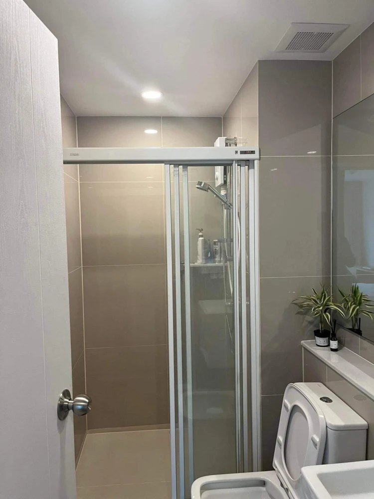 DENIM JATUJAK 1-bedroom apartment for rent, 28th floor, great location. Fully furnished with complete amenities. Don't miss out!