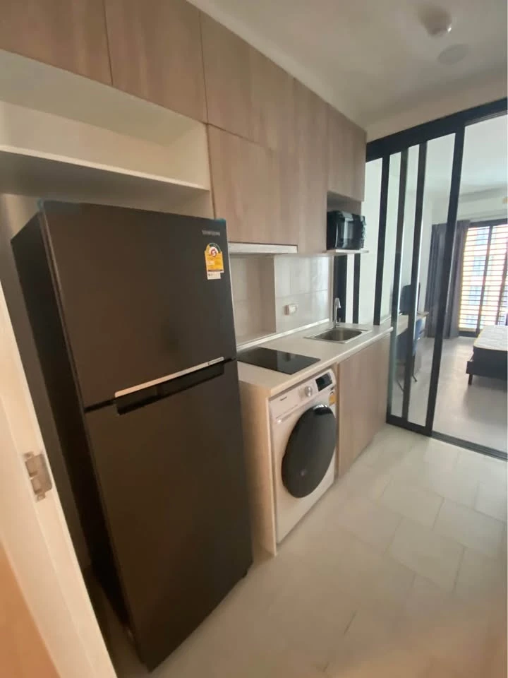 For rent: Denim Jatujak Studio room 23 sq m. Building C, 14th floor, view of the super chill swimming pool, complete electrical appliances, you can't