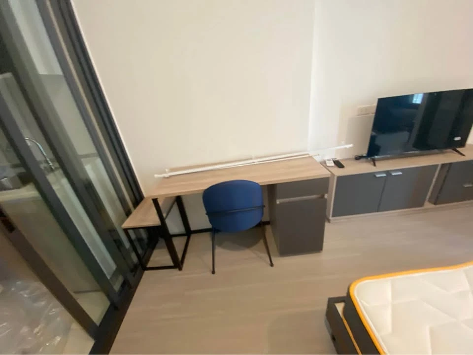 For rent: Denim Jatujak Studio room 23 sq m. Building C, 14th floor, view of the super chill swimming pool, complete electrical appliances, you can't