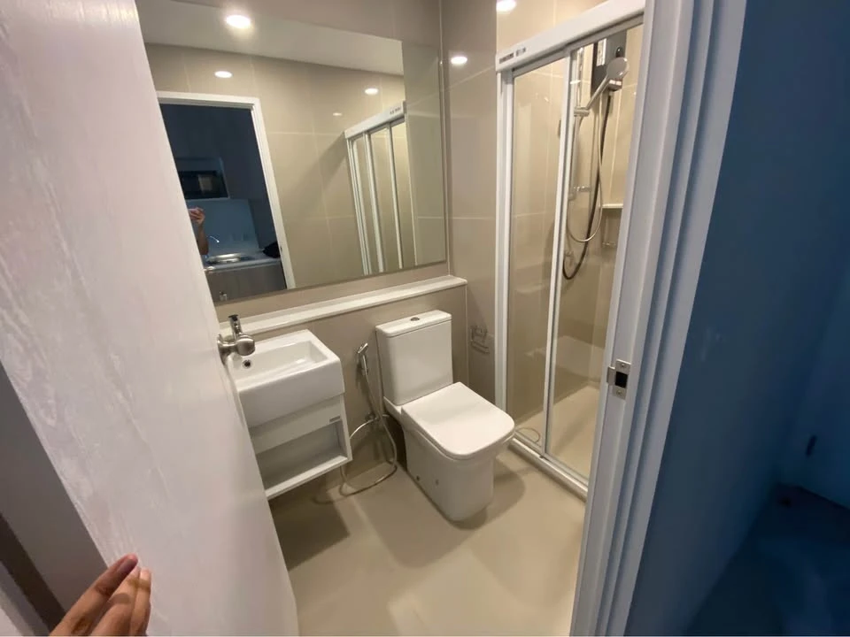 For rent: Denim Jatujak Studio room 23 sq m. Building C, 14th floor, view of the super chill swimming pool, complete electrical appliances, you can't
