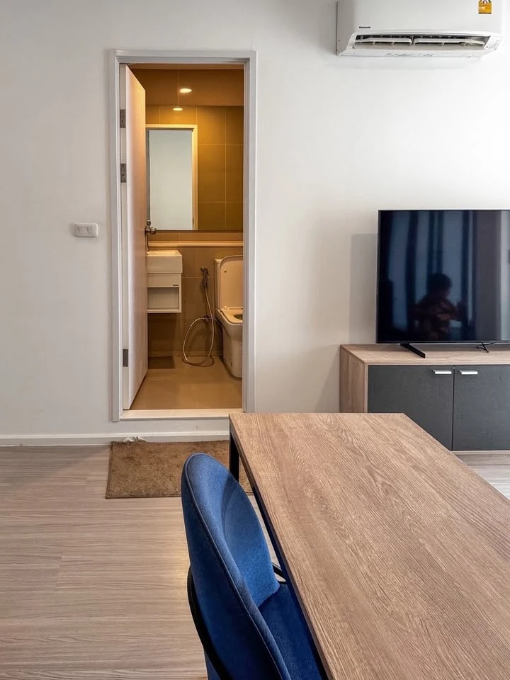 For rent DENIM JATUJAK, spacious room, lots of usable space, good location, comes with complete facilities, book now.