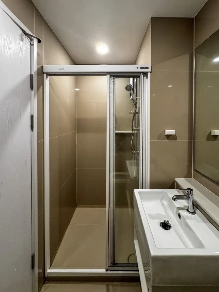 For rent DENIM JATUJAK, spacious room, lots of usable space, good location, comes with complete facilities, book now.