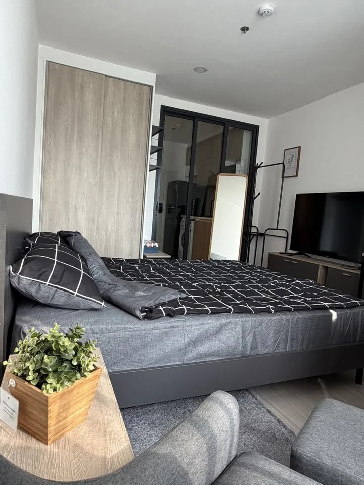 DENIM JATUJAK condo for rent, 10th floor, fully furnished, garden and pool view. Book now!
