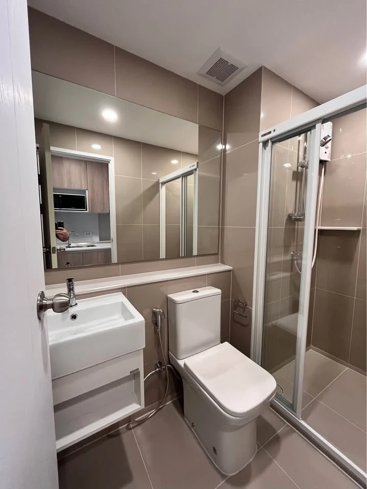 For rent: Denim Jatujak, beautiful room, pool view, north side, not hot, ready to move in, hurry and book now.
