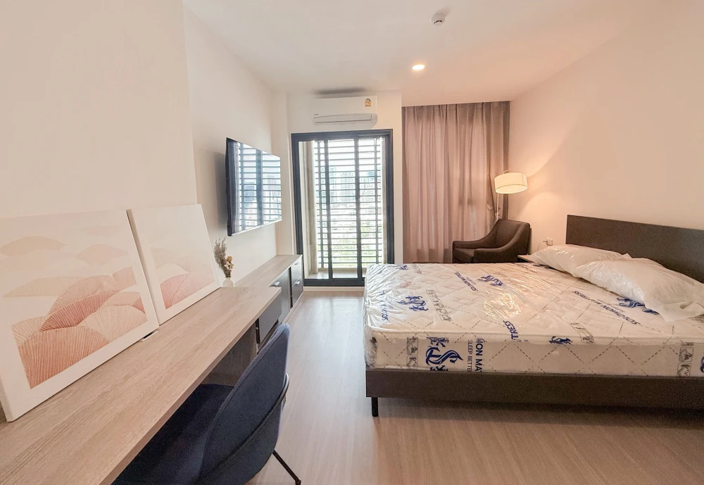 For rent: Denim Jatujak, 21st floor, with stunning high-angle views of Chatuchak Park. Fully furnished with all appliances. Ready to move in immediate