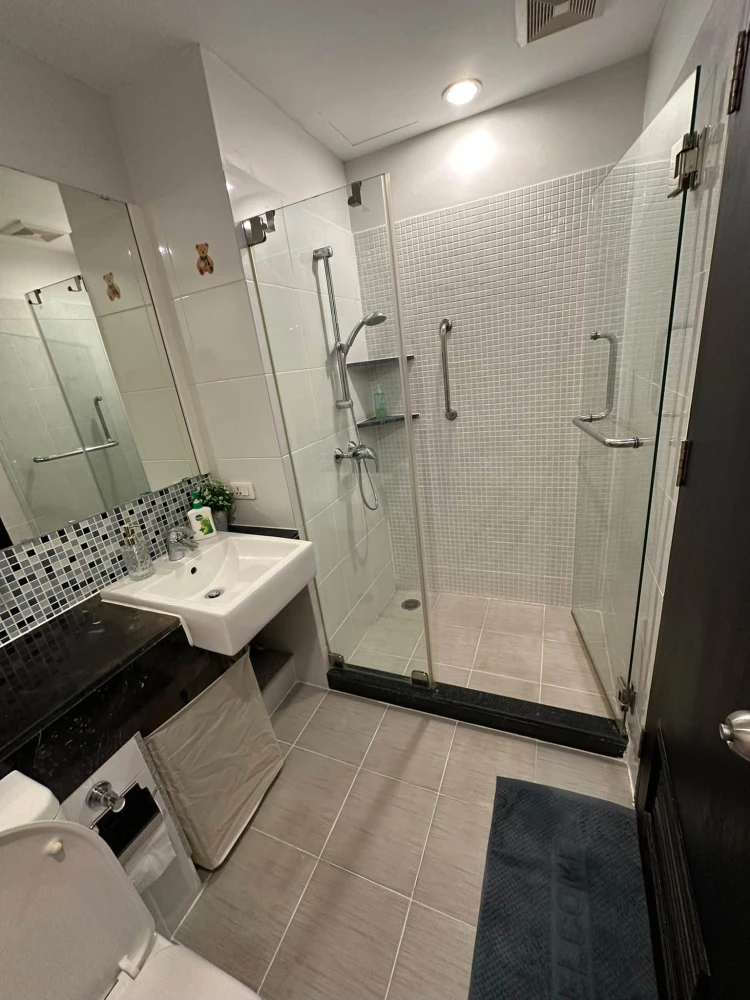 Diamond Ratchada 1-bedroom apartment for rent. Great location, beautiful city view, fully furnished. Just bring your bags and move in!