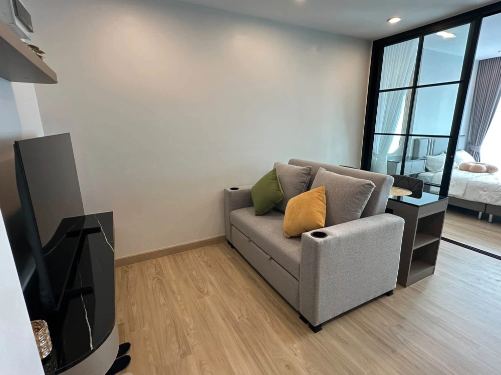 Diamond Ratchada 1-bedroom apartment for rent. Great location, beautiful city view, fully furnished. Just bring your bags and move in!