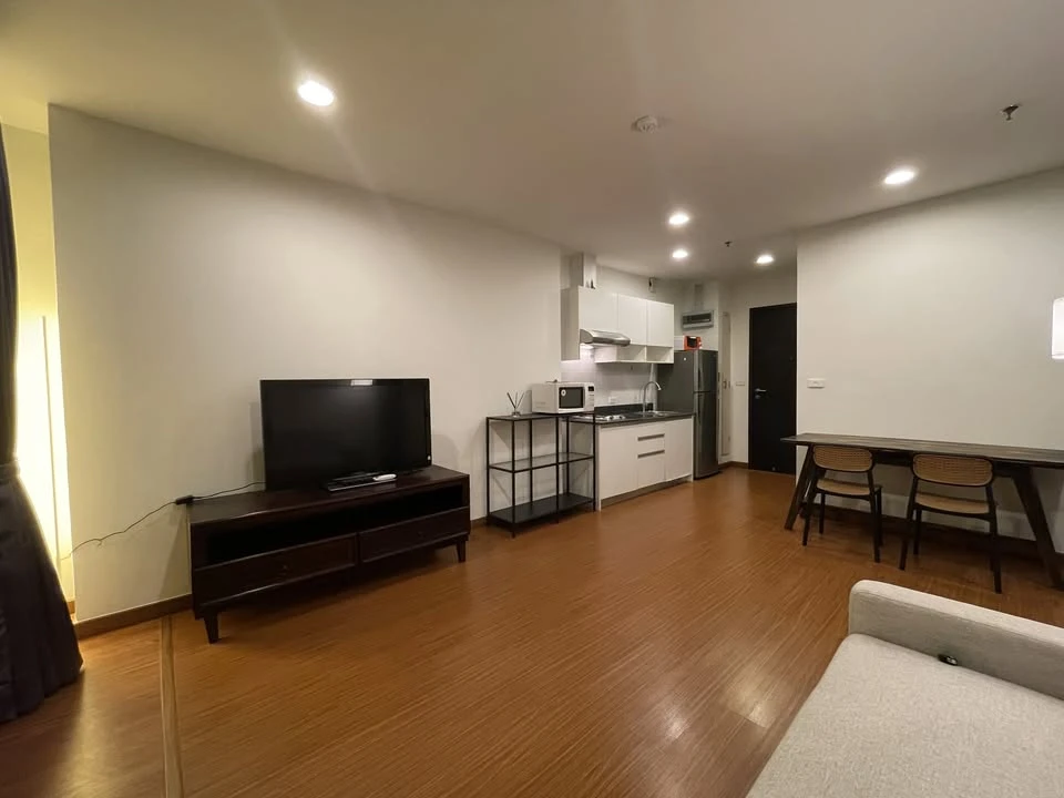 Diamond Sukhumvit, 11th floor, fully furnished apartment for rent. Move-in ready. Book now!