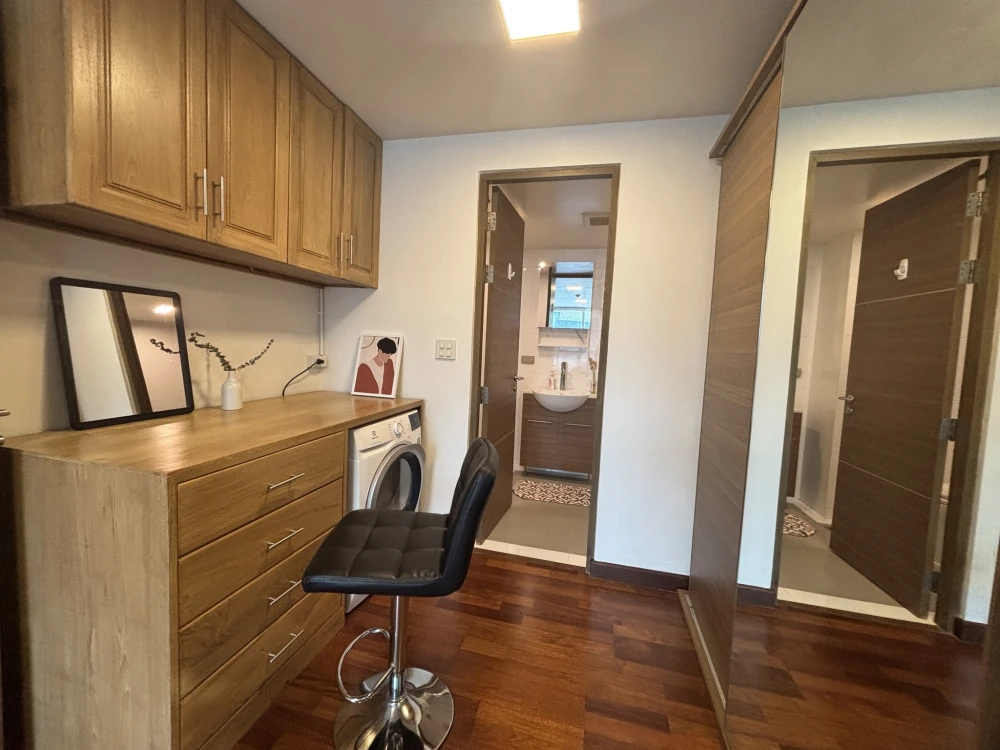 For rent: DLV Thonglor 20, fully furnished condo with premium features, built-in teak furniture, real wood floors, ready to move in.