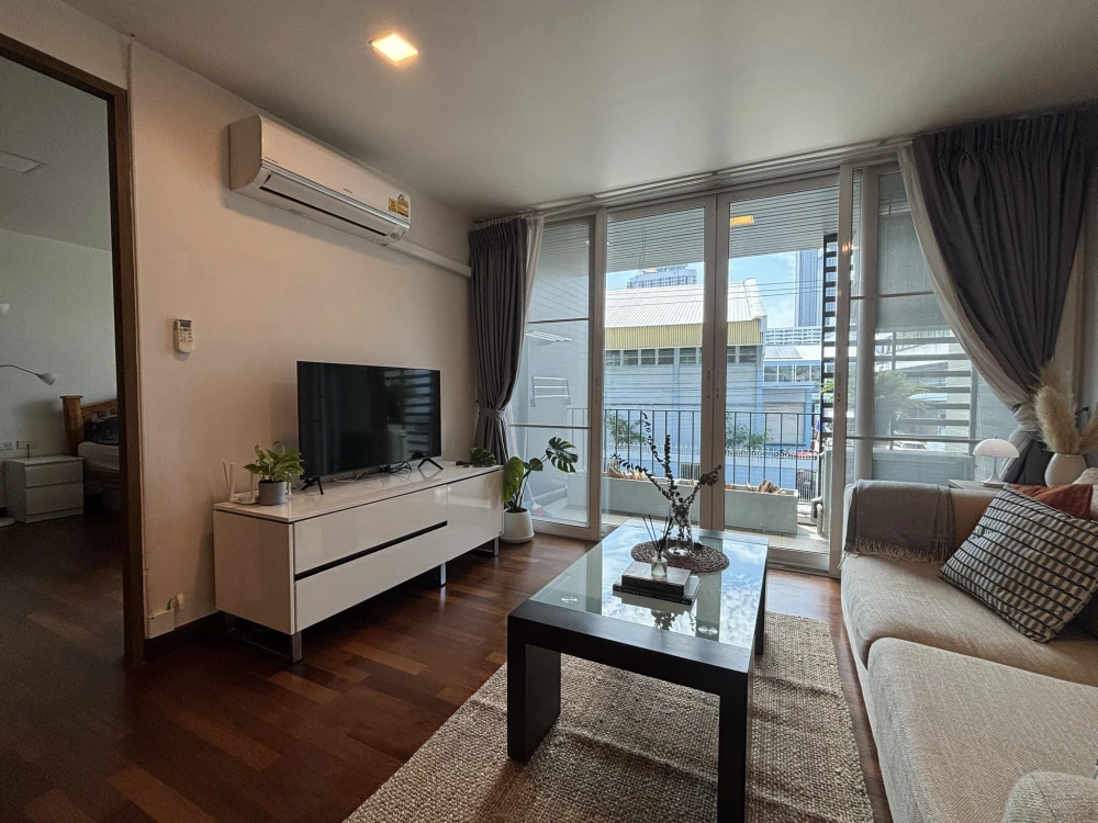 For rent: DLV Thonglor 20, fully furnished condo with premium features, built-in teak furniture, real wood floors, ready to move in.