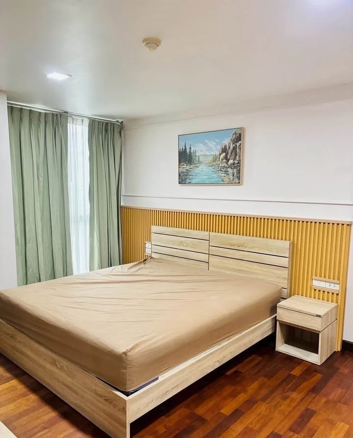 For rent: DLV Thonglor 20, spacious room with plenty of usable space, decorated in a Muji style tone, comes with complete furniture. Reserve now!