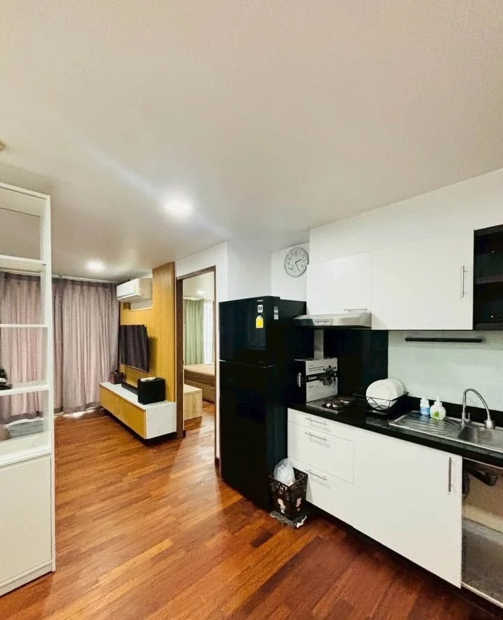 For rent: DLV Thonglor 20, spacious room with plenty of usable space, decorated in a Muji style tone, comes with complete furniture. Reserve now!
