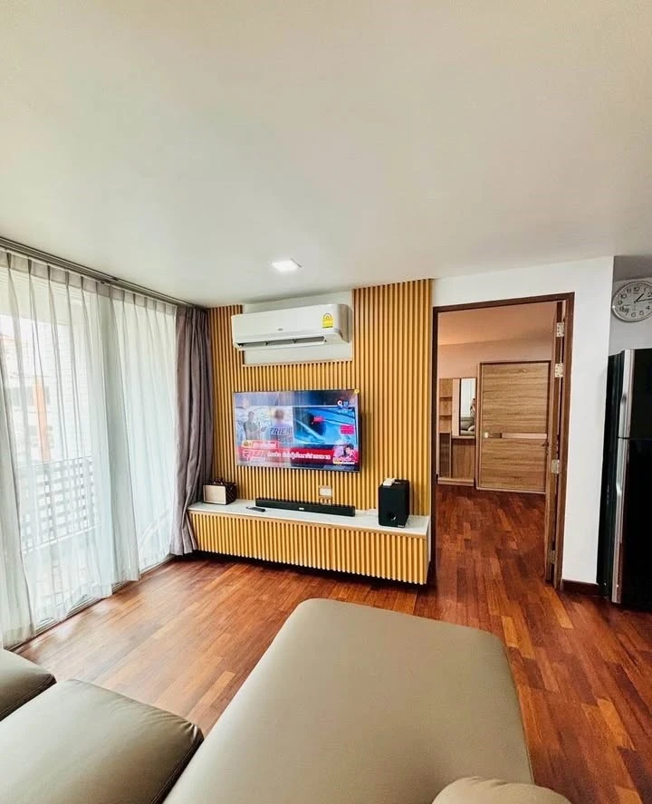 For rent: DLV Thonglor 20, spacious room with plenty of usable space, decorated in a Muji style tone, comes with complete furniture. Reserve now!