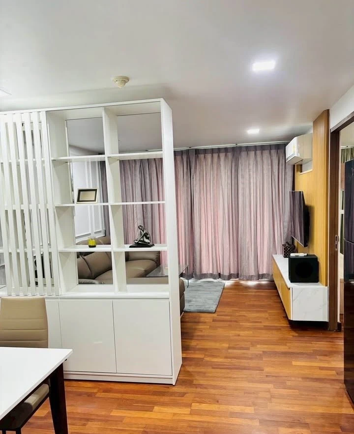 For rent: DLV Thonglor 20, spacious room with plenty of usable space, decorated in a Muji style tone, comes with complete furniture. Reserve now!
